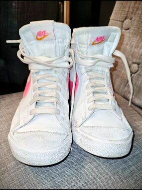 Nike Blazer Mid '77 Girls sneakers in a white and pink colorway. Size 7y